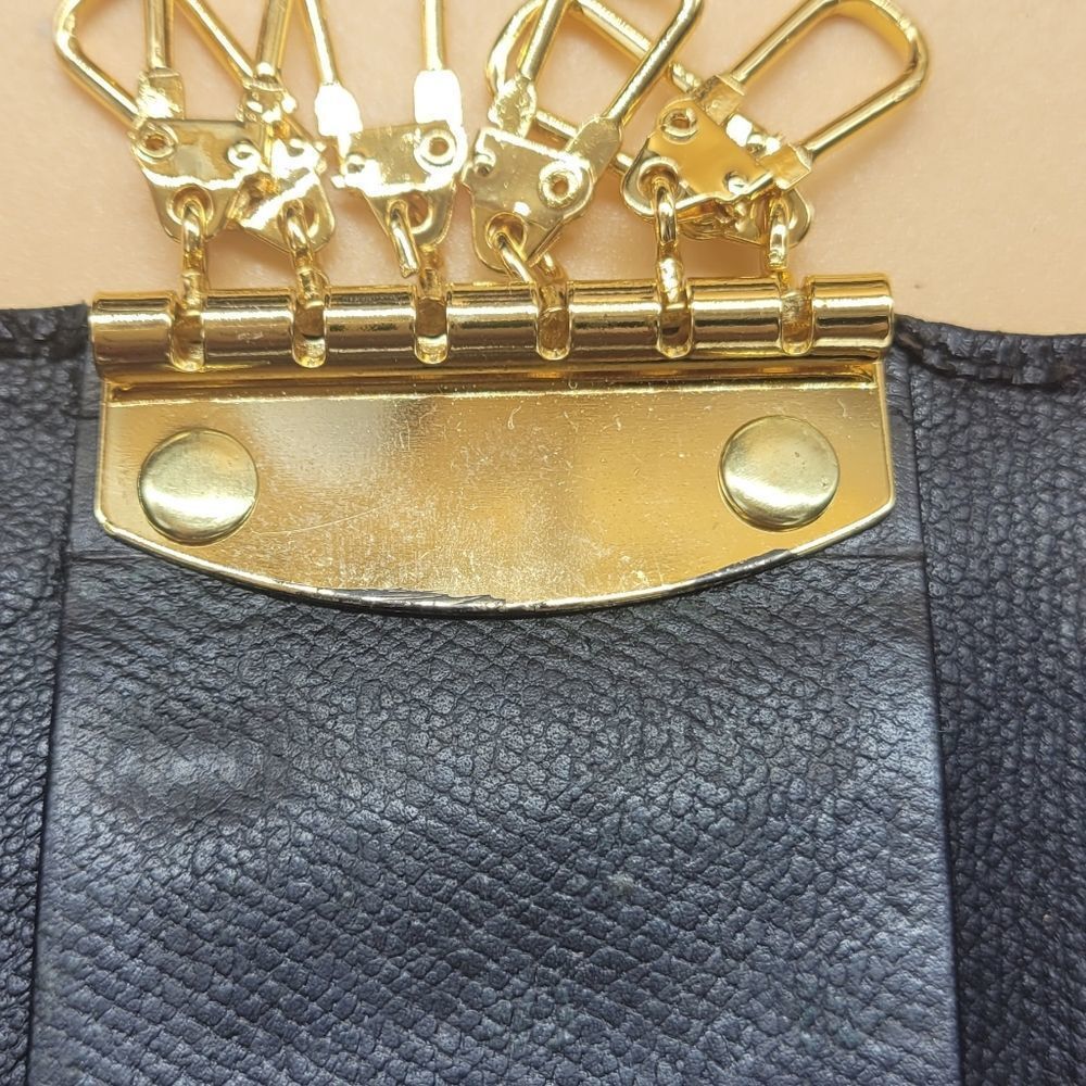 Authentic Chanel CC Logo Keycase - Picture 5 of 10